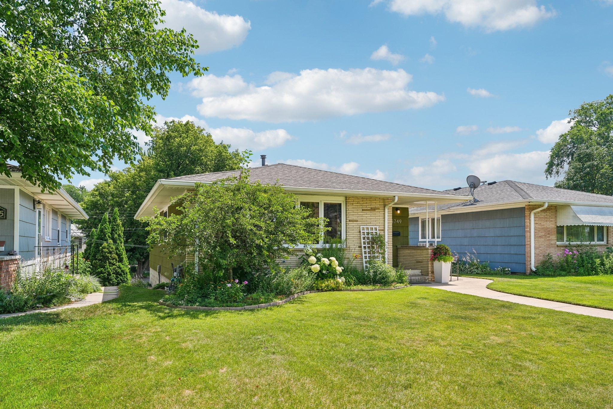 4-web-or-mls-Upton Ave-S1607-004.jpg