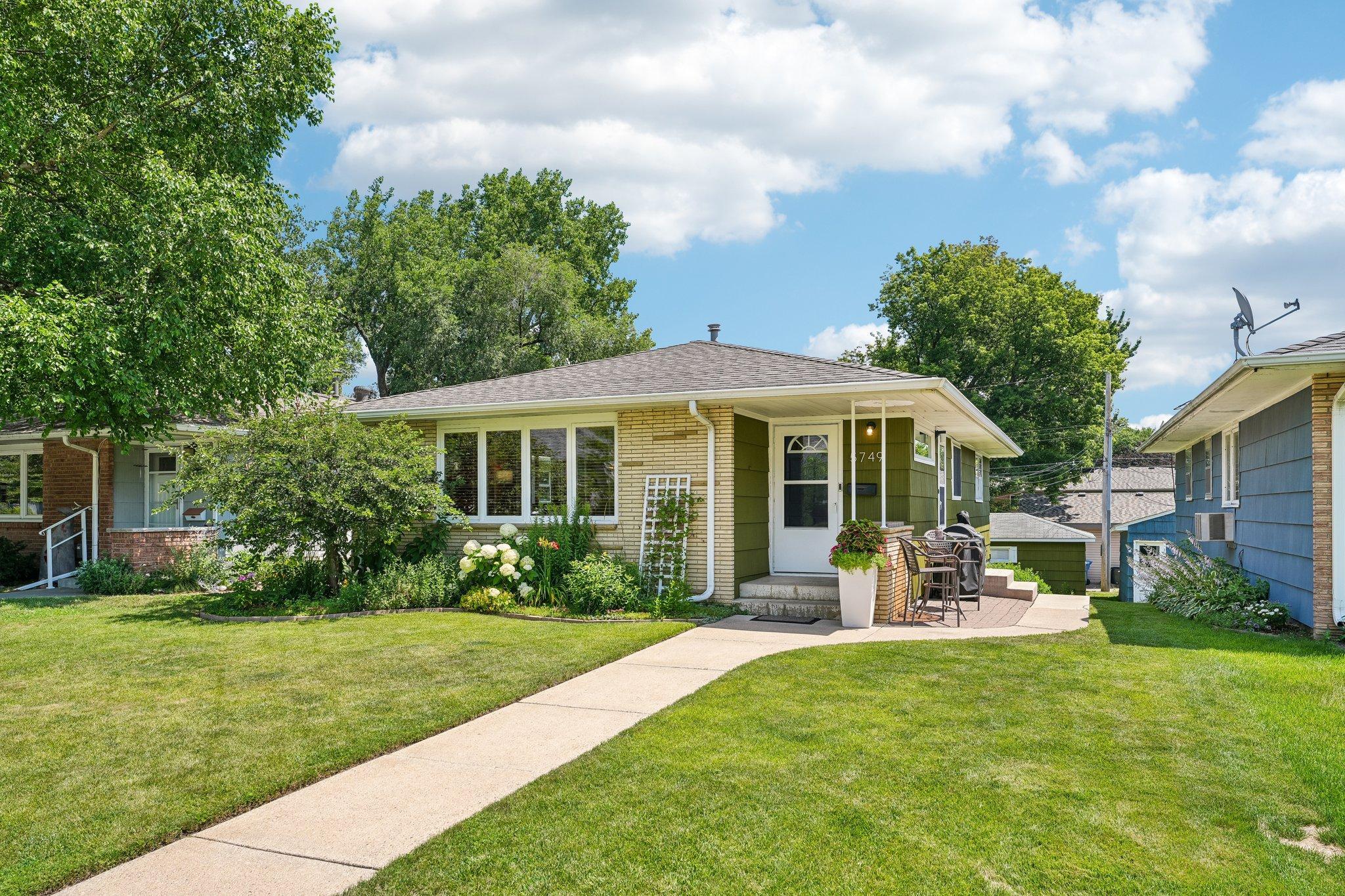 3-web-or-mls-Upton Ave-S1607-003.jpg