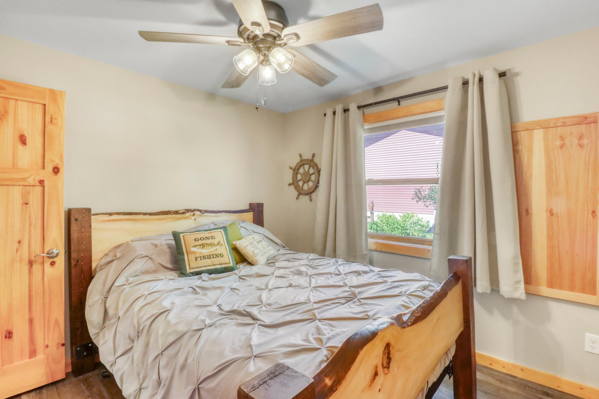 Bedroom2_2.JPG
