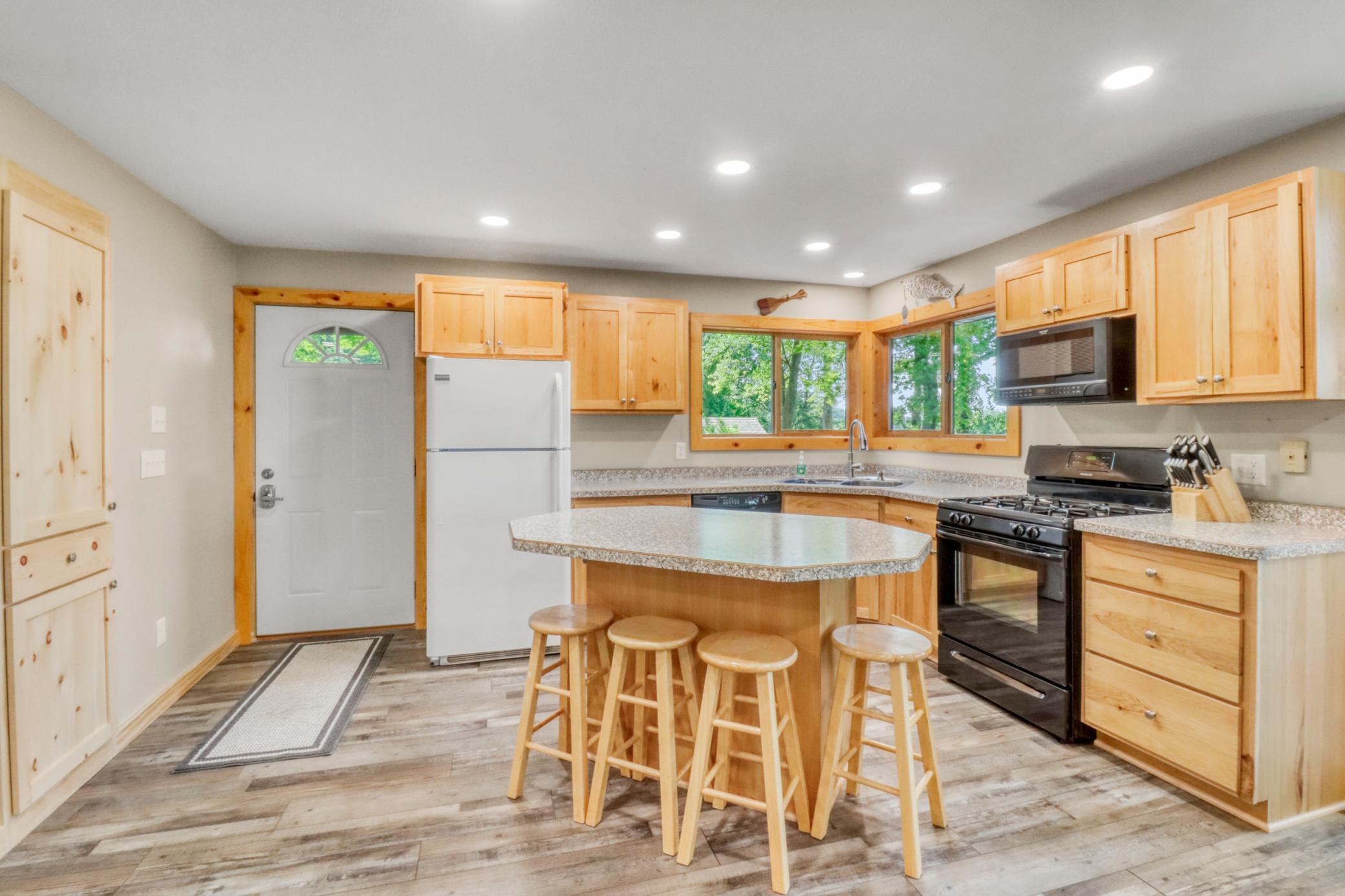 Kitchen1_1.JPG