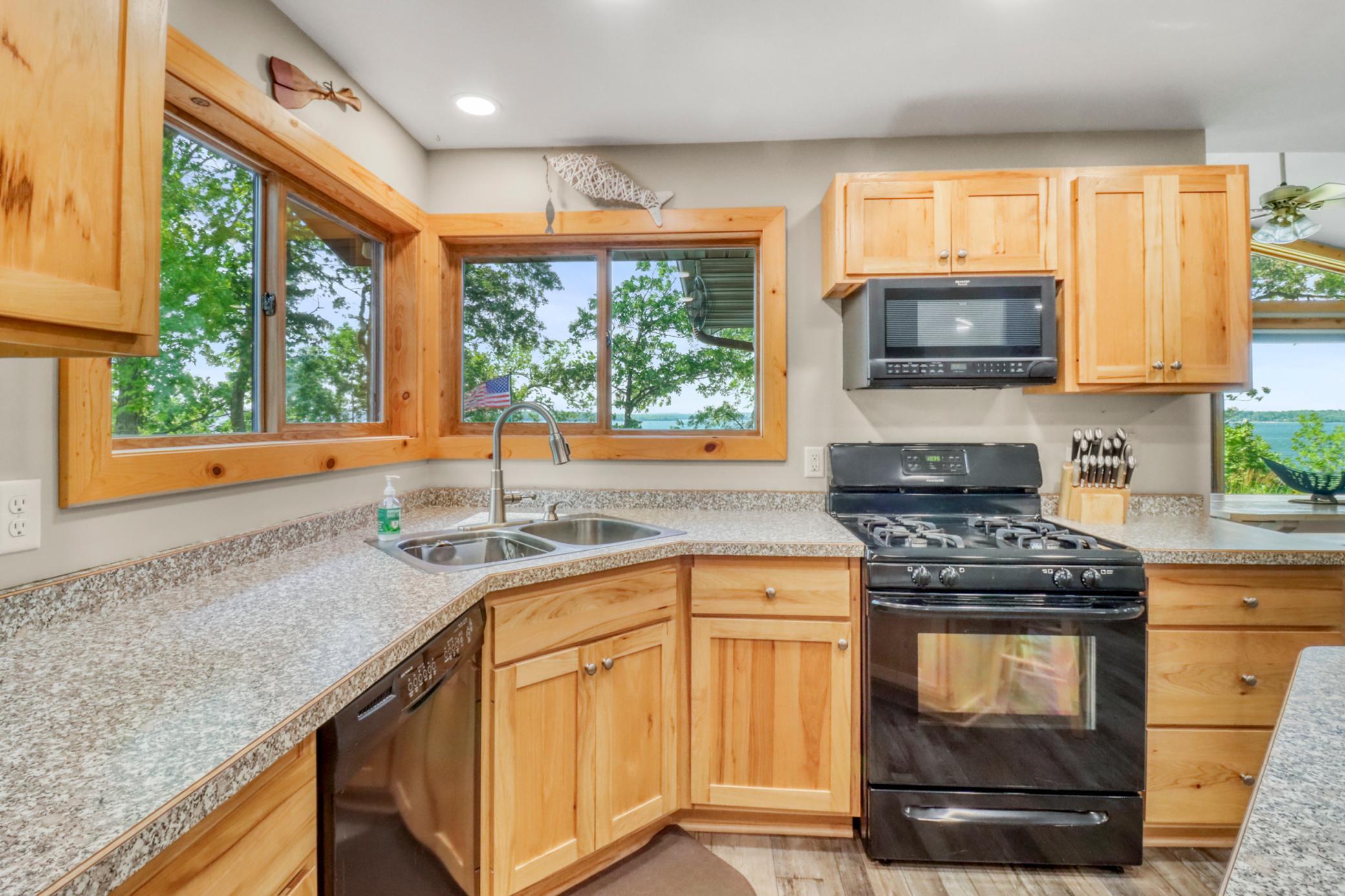 Kitchen1_2.JPG