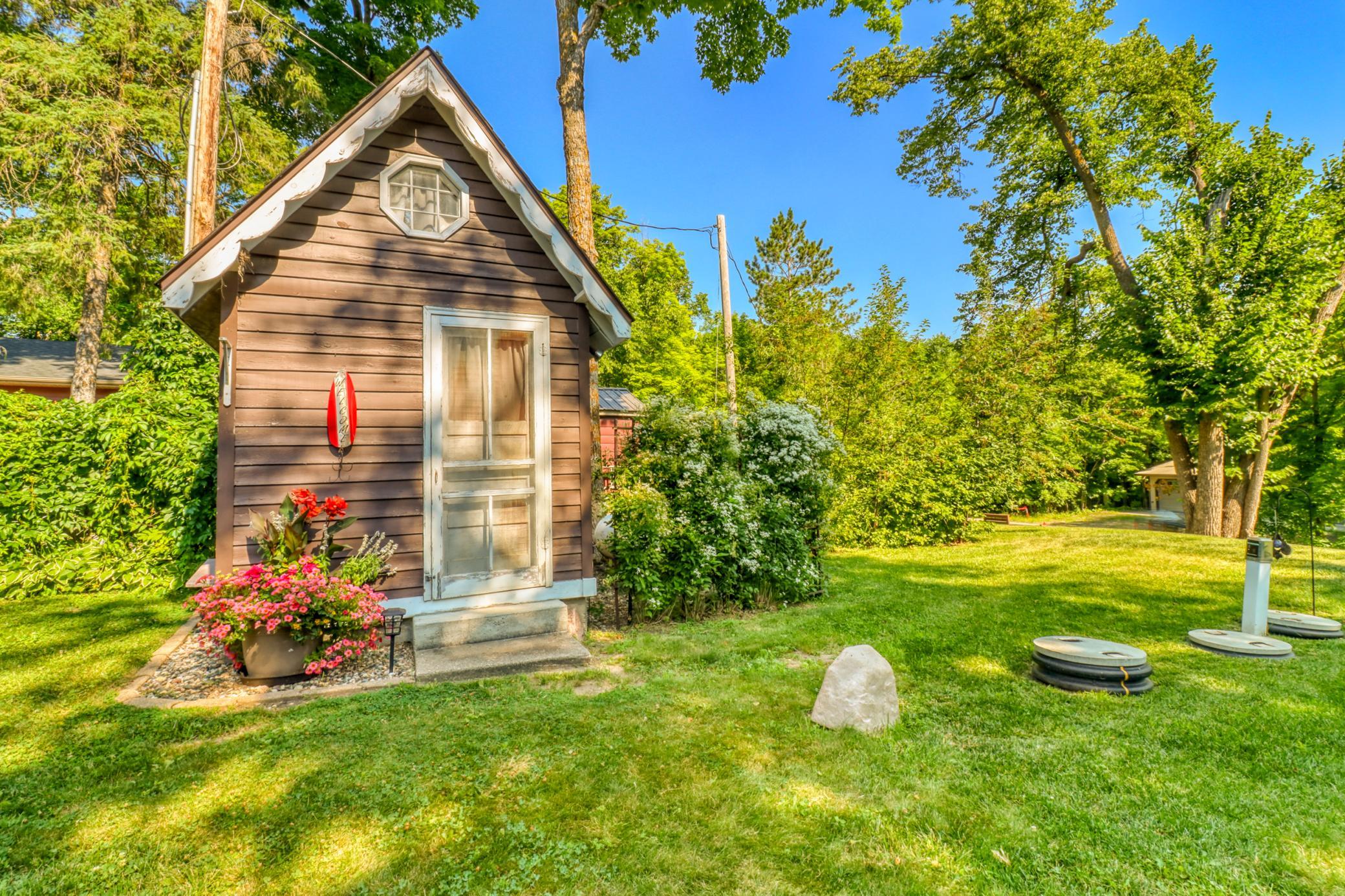 Guesthouseroom_exterior1_1.JPG