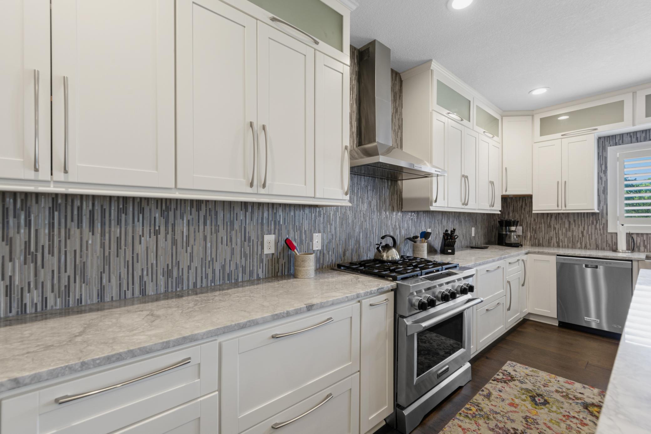 18 kitchen.jpg