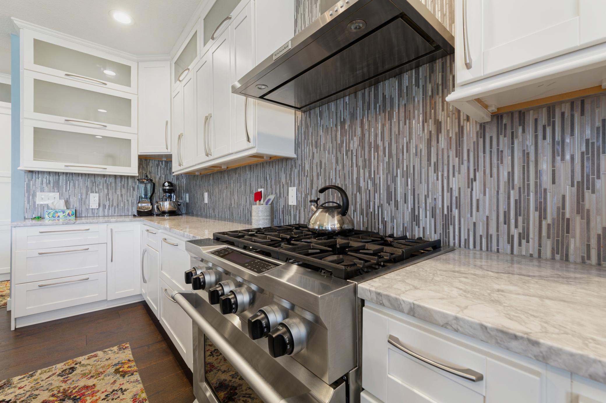 21 kitchen.jpg