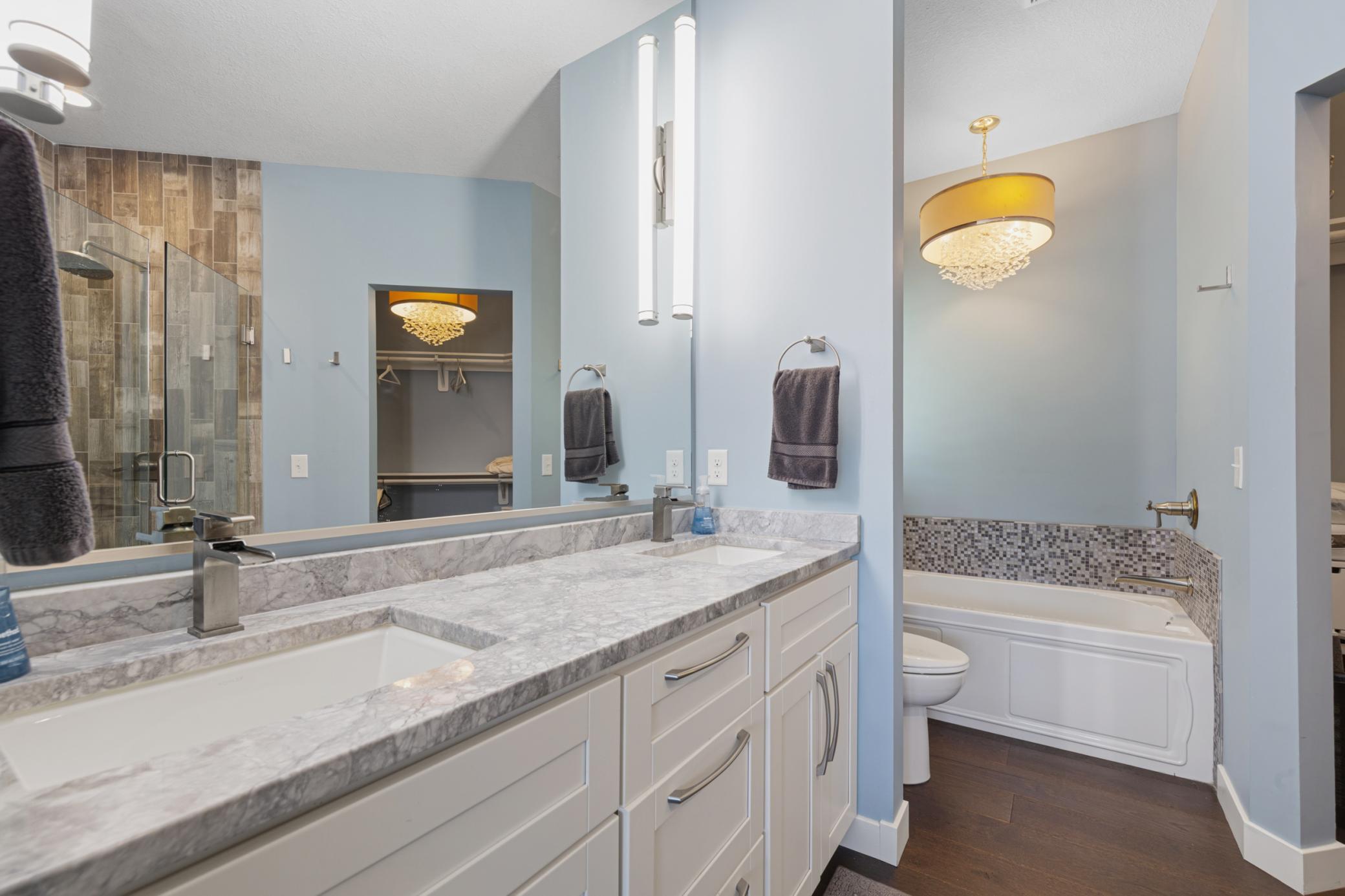 28 main bathroom.jpg
