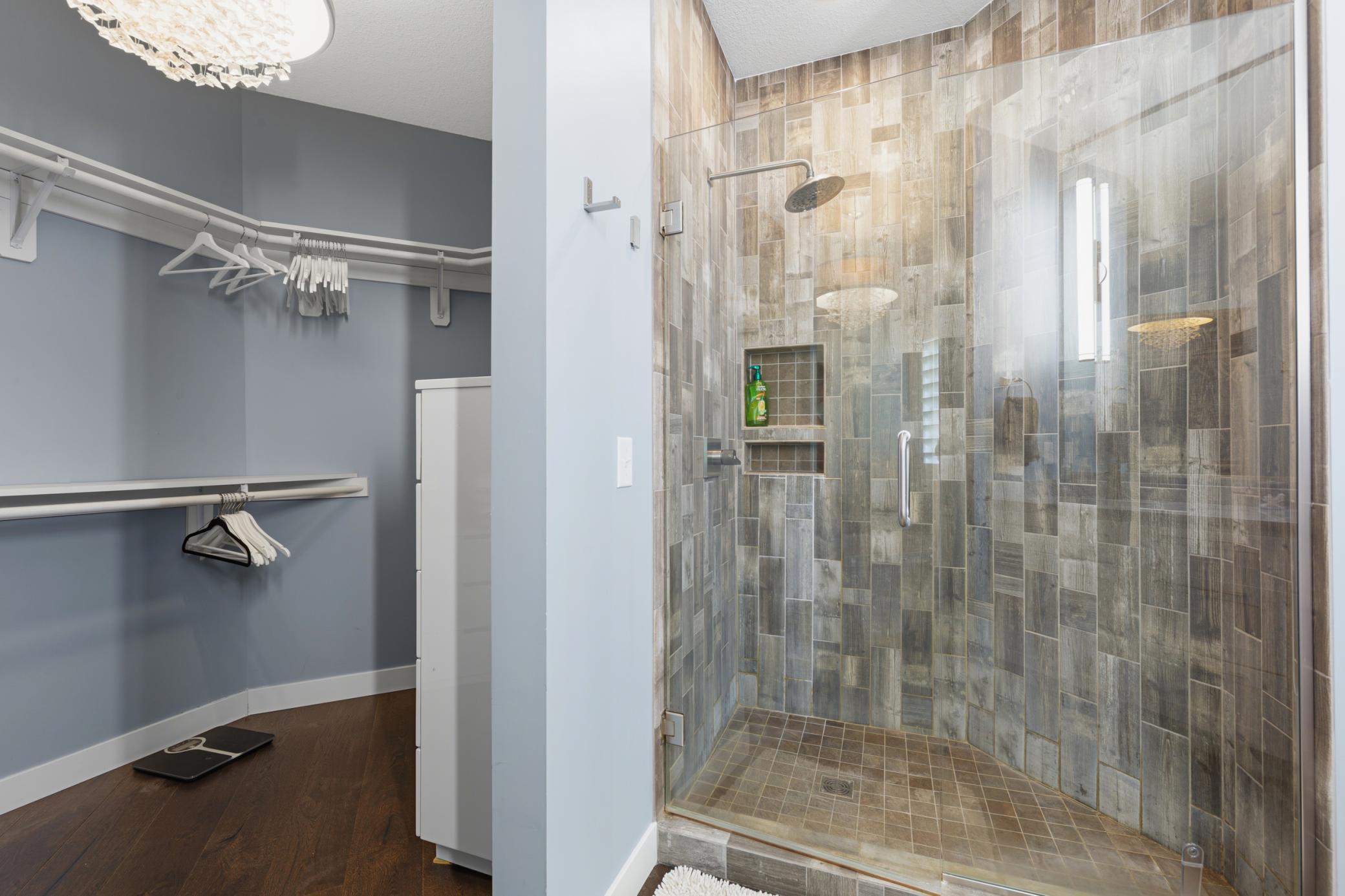 30 main bathroom.jpg