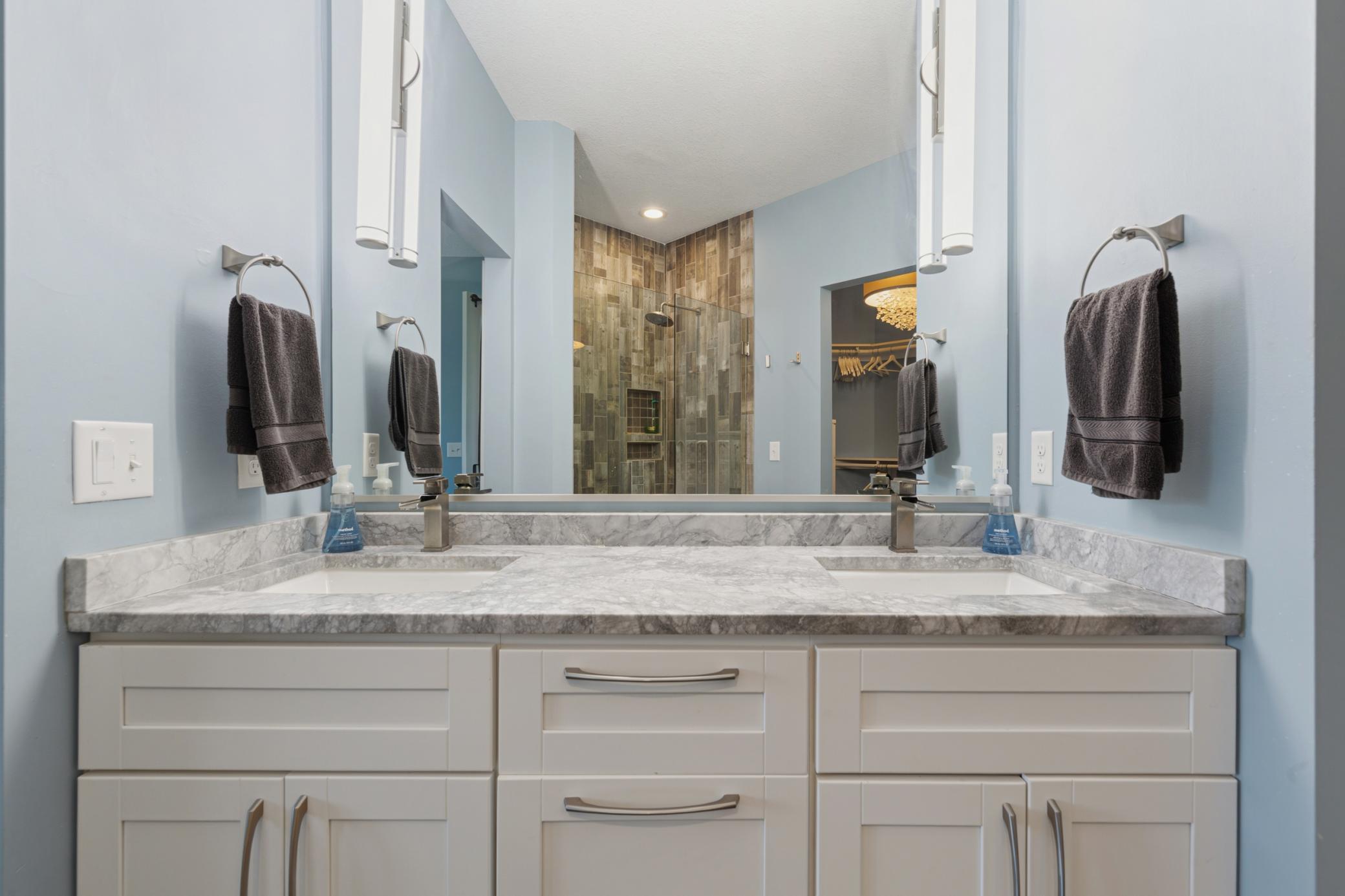 29 main bathroom.jpg
