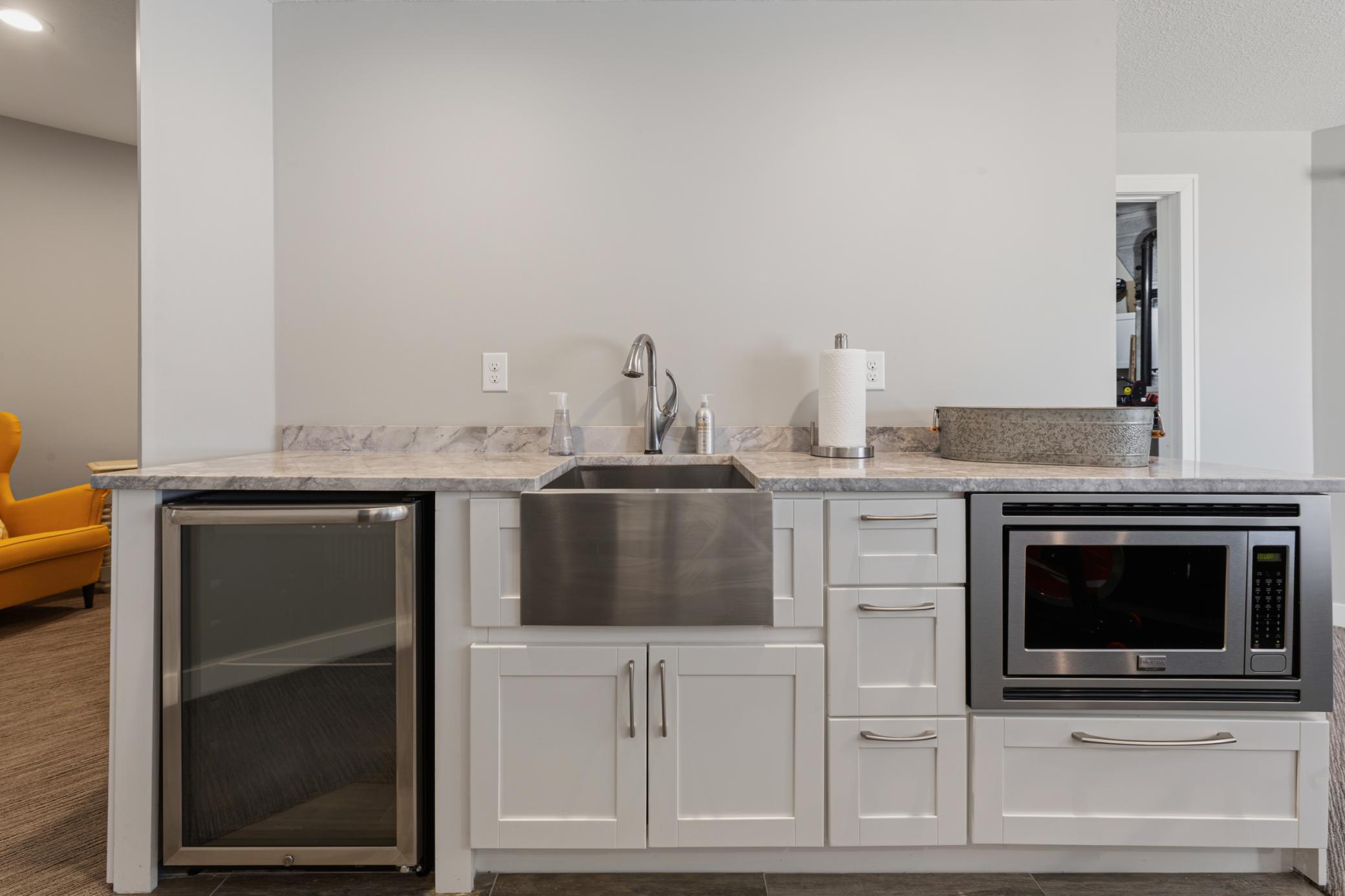Lwr LvL kitchenette_bar.jpg