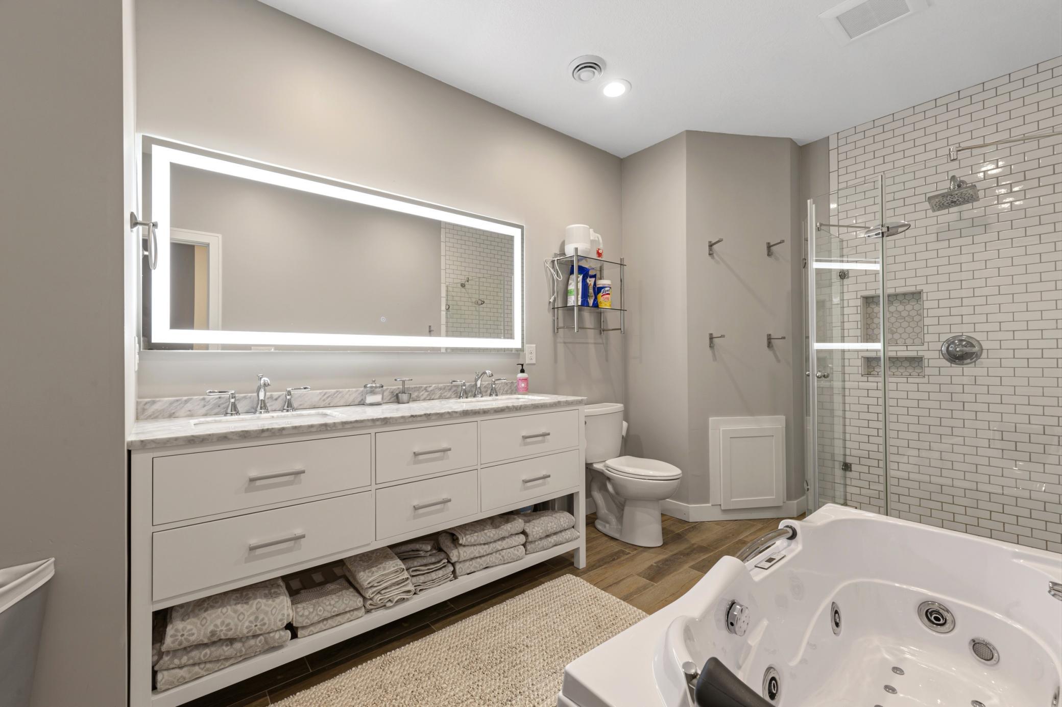 33 bathroom_lower.jpg