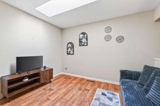 18_7018_49th18_mls.jpg