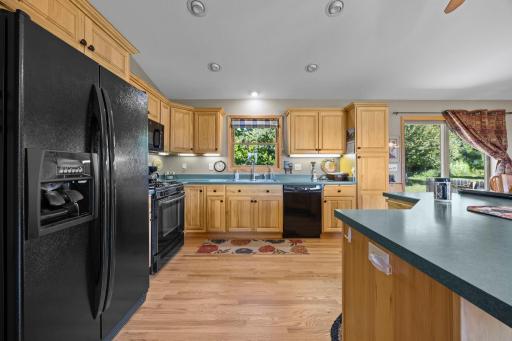25-web-or-mls-2375 84th Ave-14.jpg