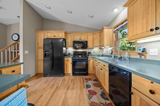 26-web-or-mls-2375 84th Ave-19.jpg