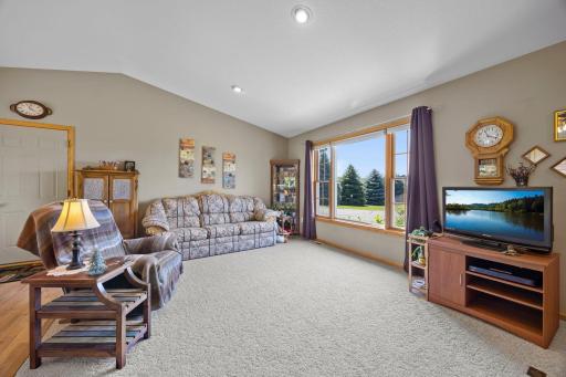 18-web-or-mls-2375 84th Ave-39.jpg