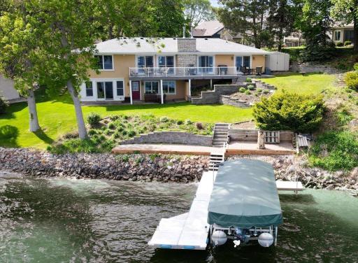 Welcome home on the shores of Prior Lake!!