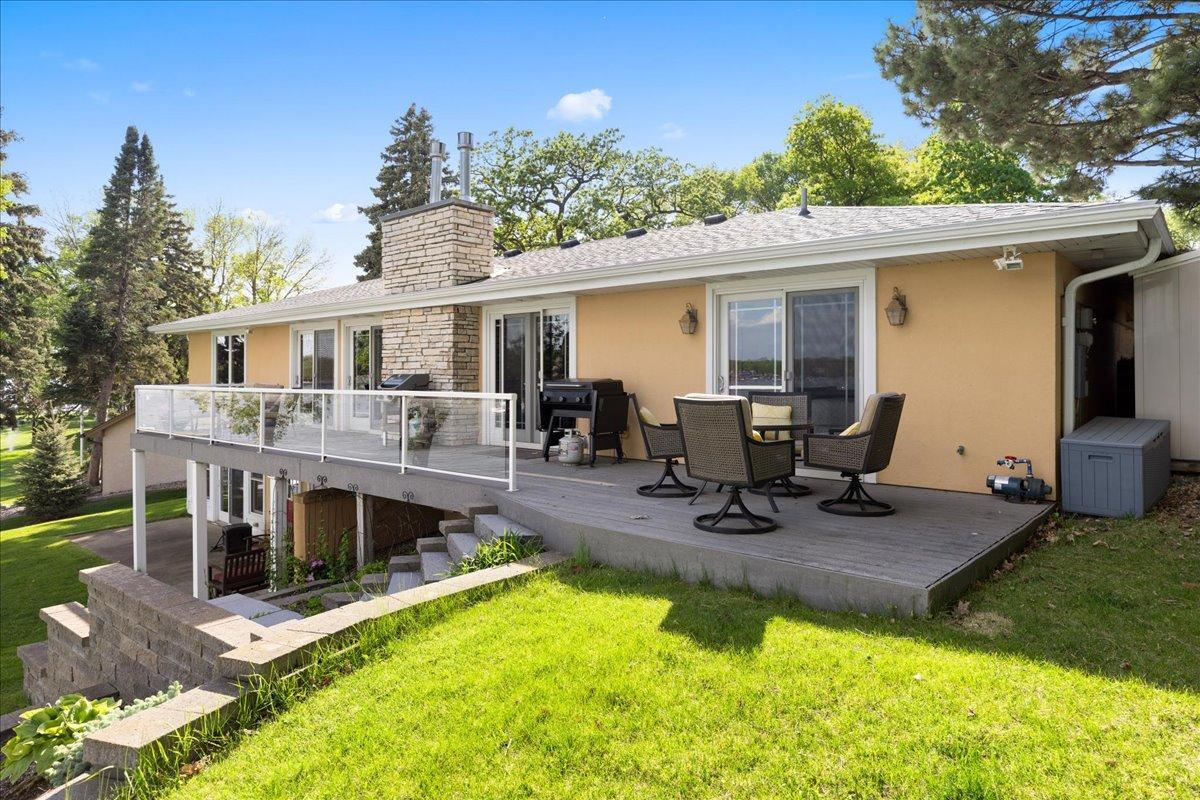 Large back upper deck.