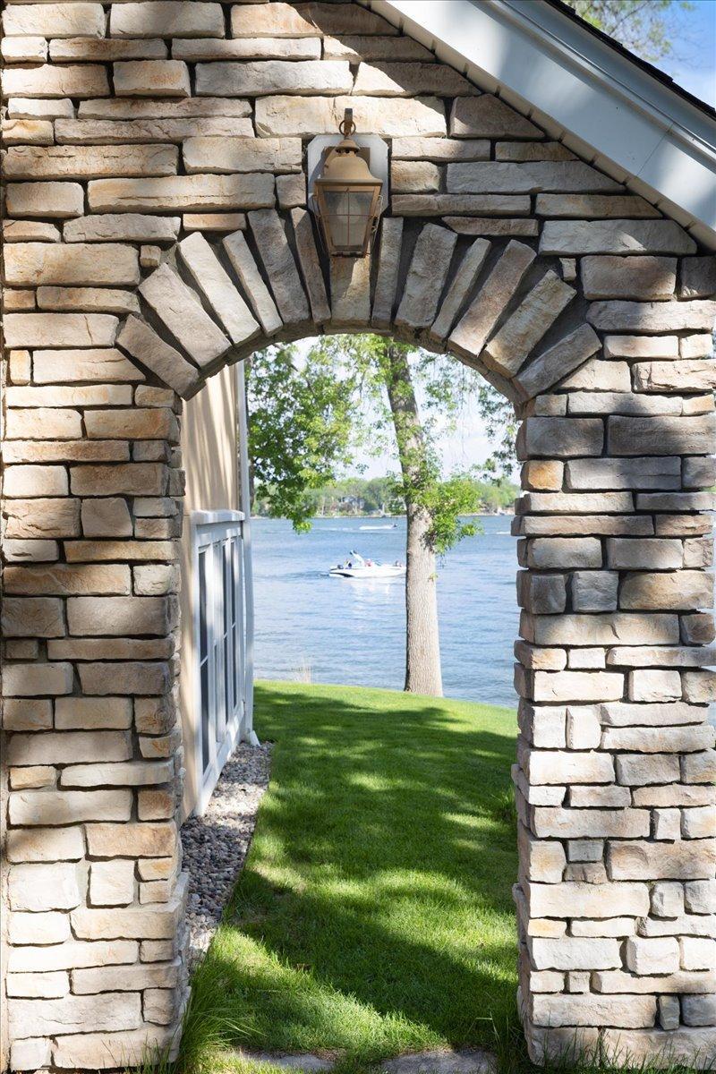 Side passage to the lake.