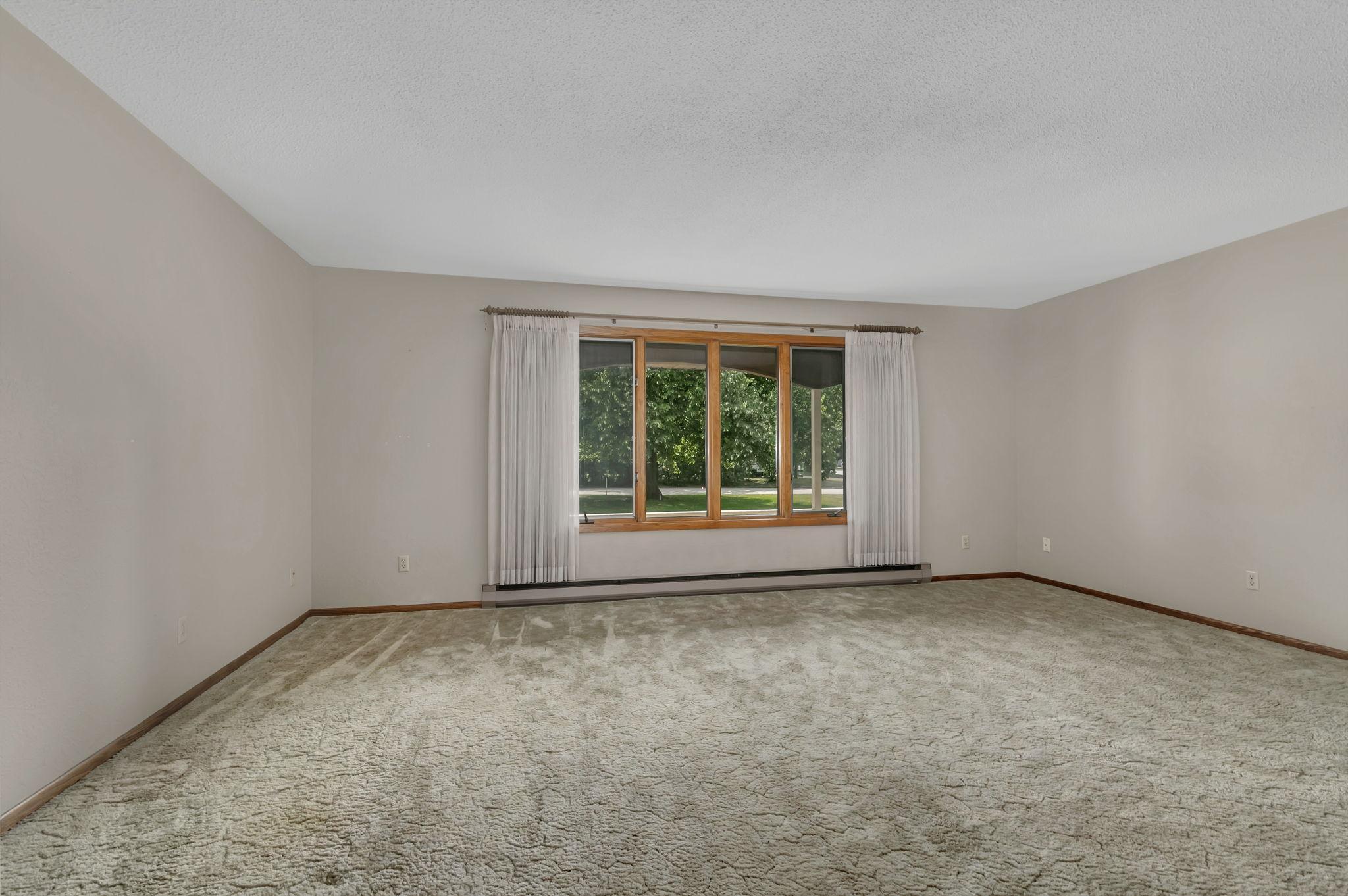 Even though your are in town and have neighbors, you'd never know it! This home offer great privacy in both the front and back yard thanks to being on a dead end city road