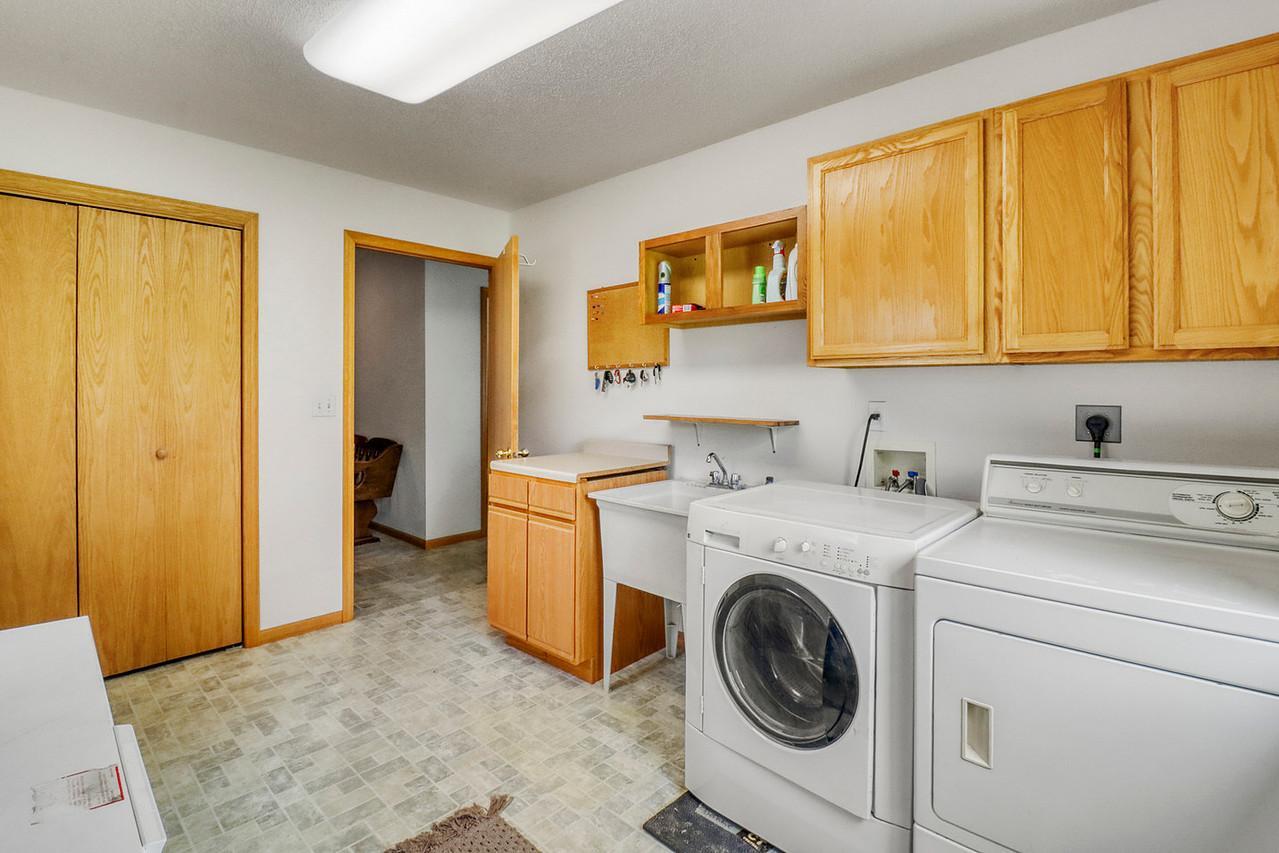 Familyroom1_3-1280.JPG