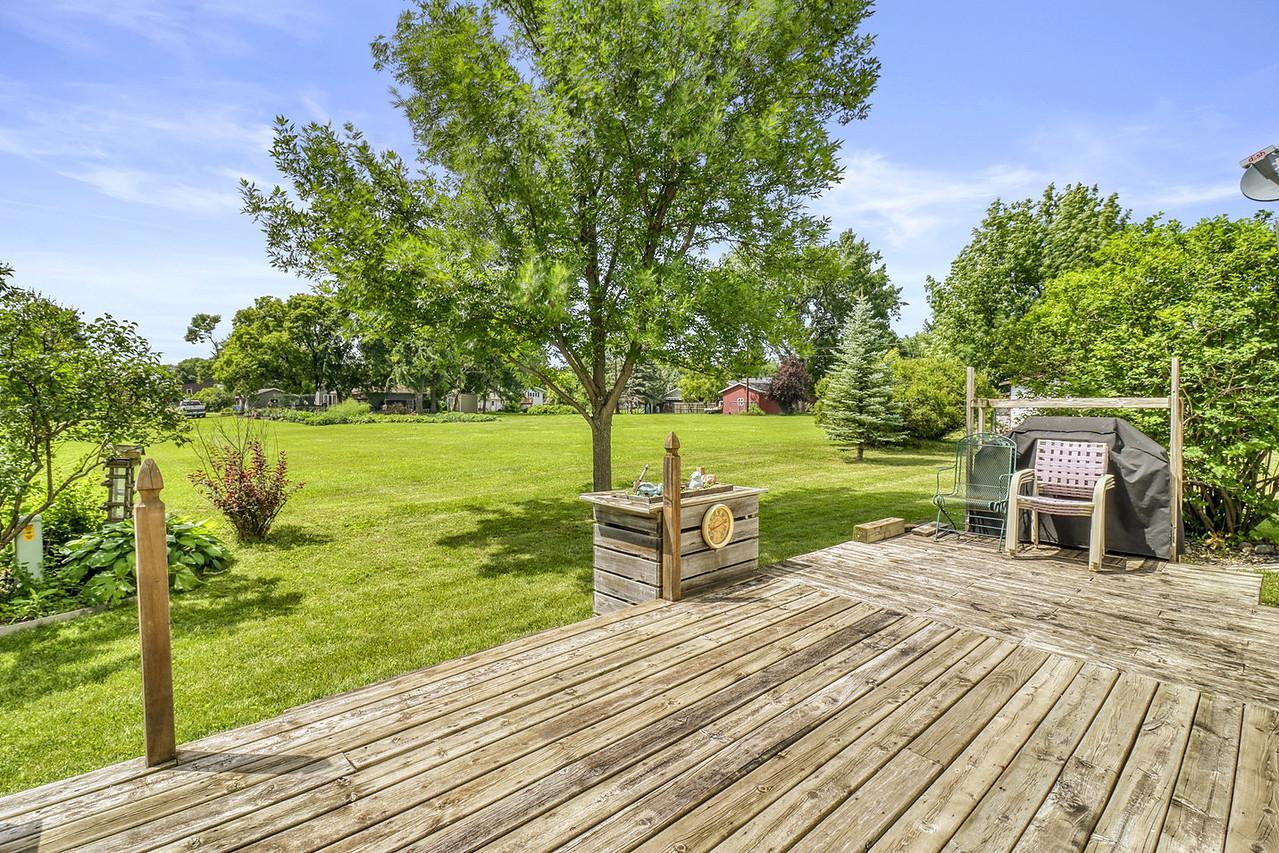 Backyard_deck1_1-1280.JPG