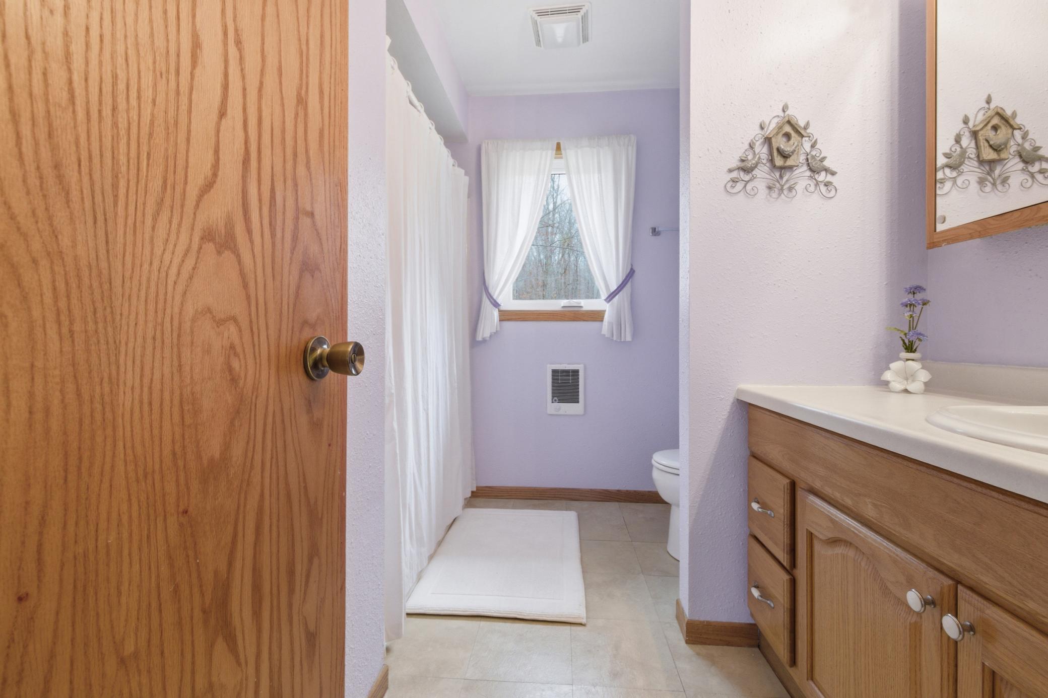 Upper level full bath
