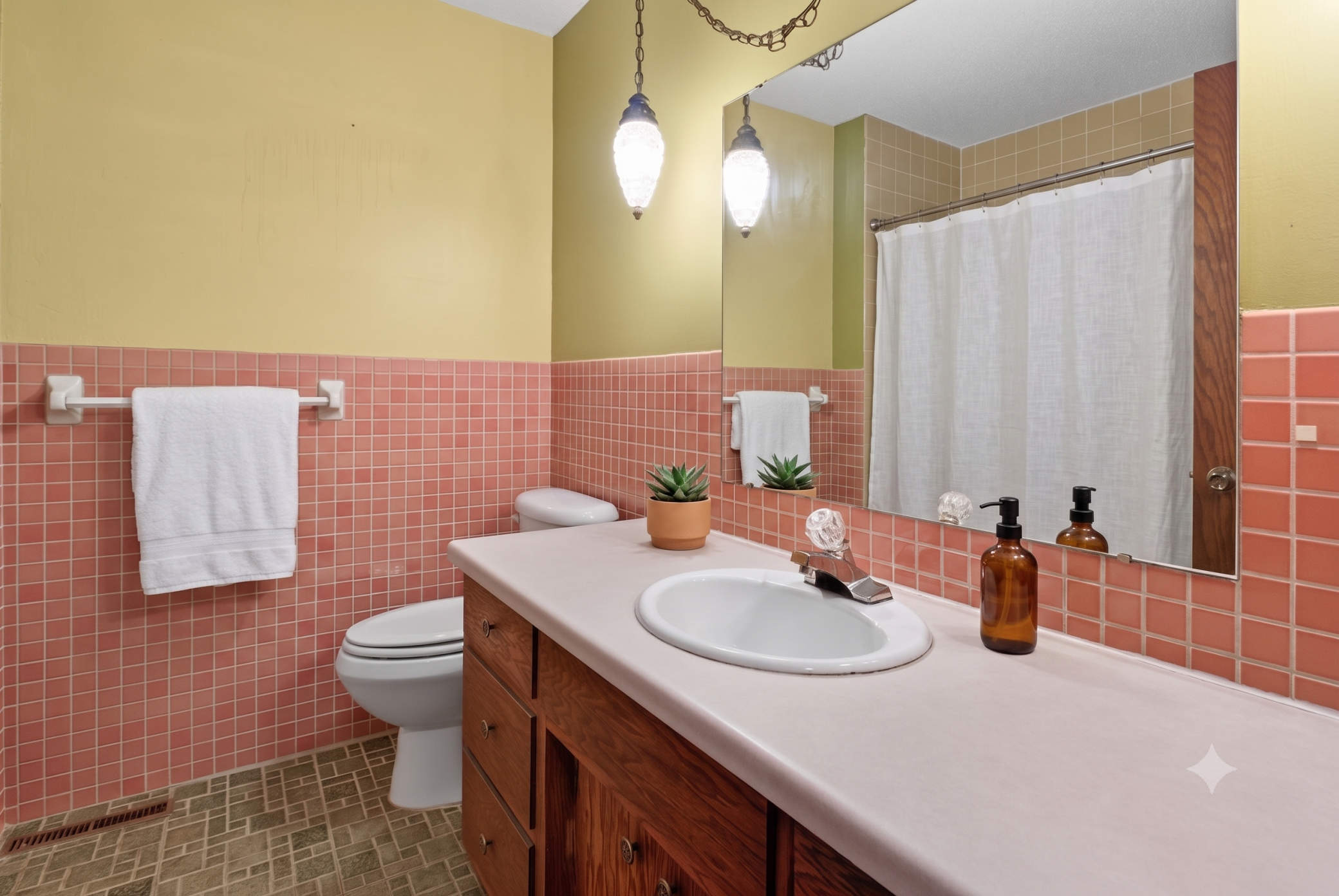 Upstairs Full Bathroom (virtually stage)