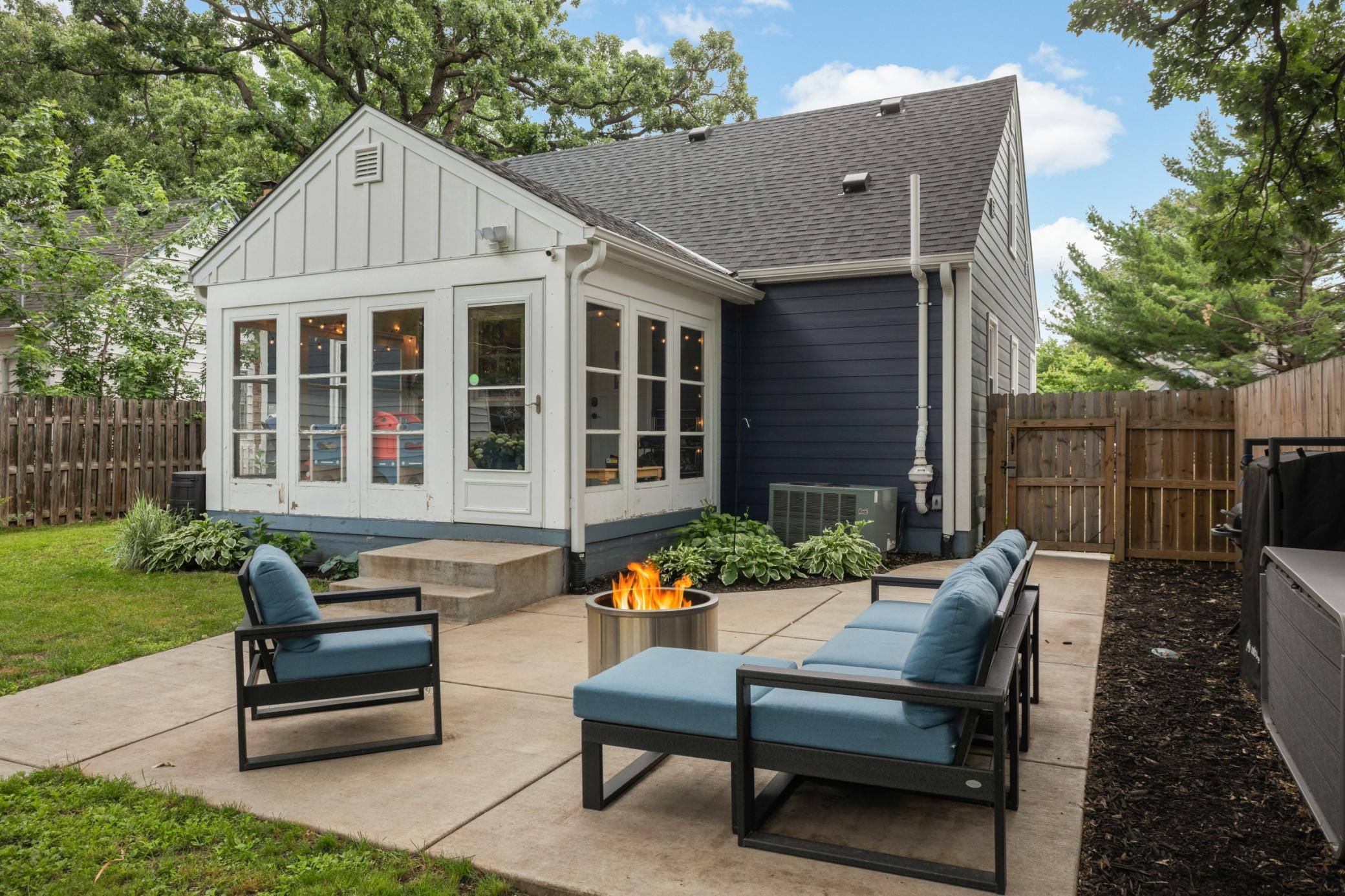 Great 3 season porch perfect "no bug" option