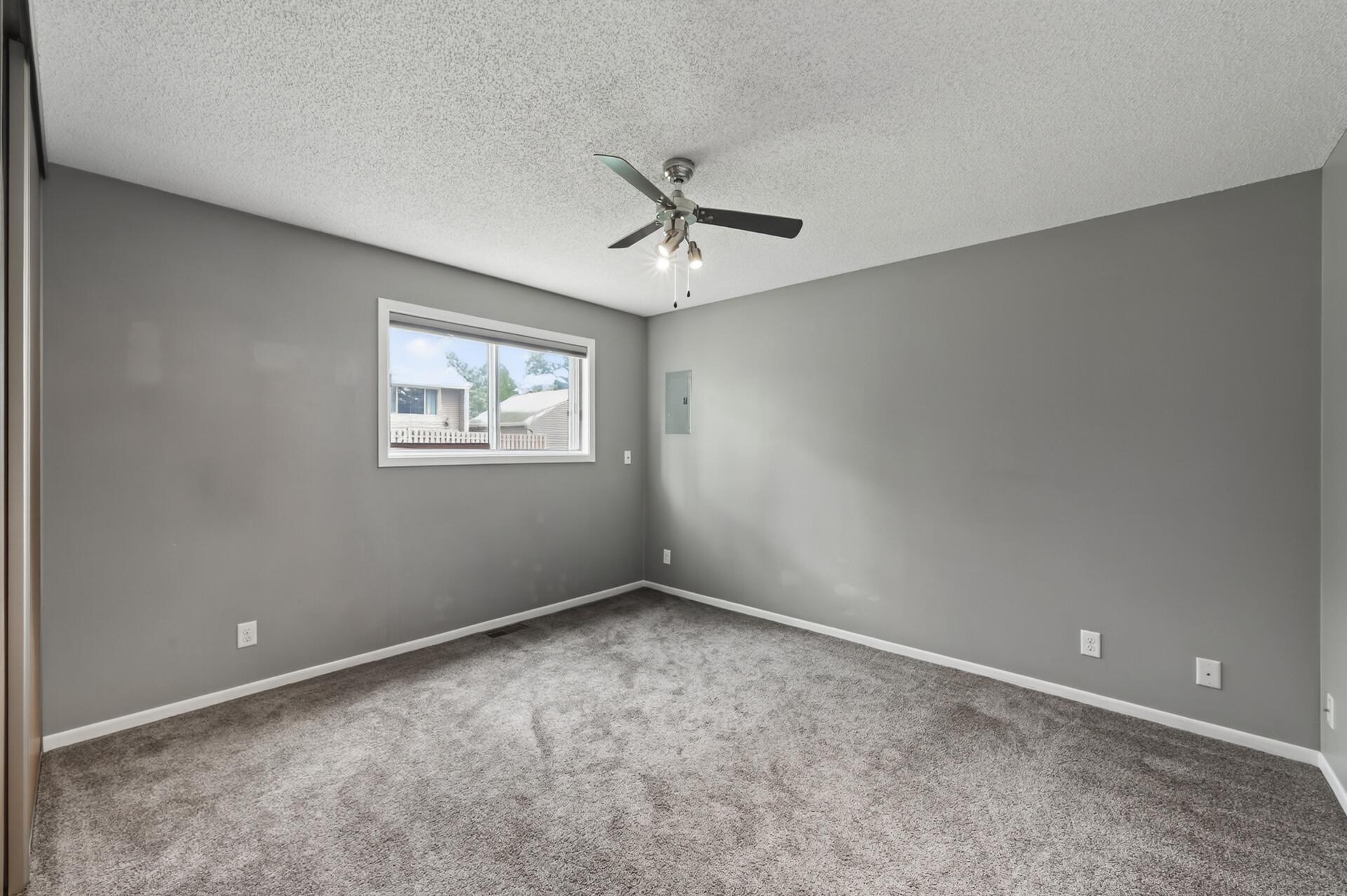 25_834_Seal25_mls.jpg