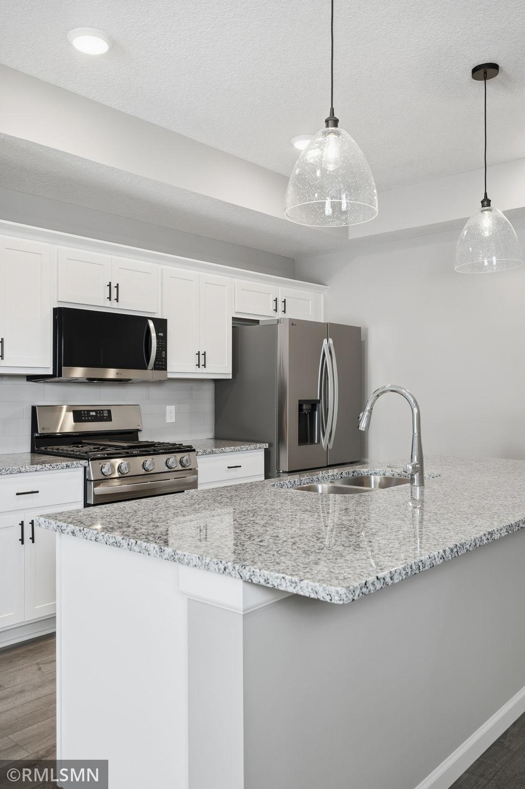 10-web-or-mls-4497 223rd St W-10.jpg