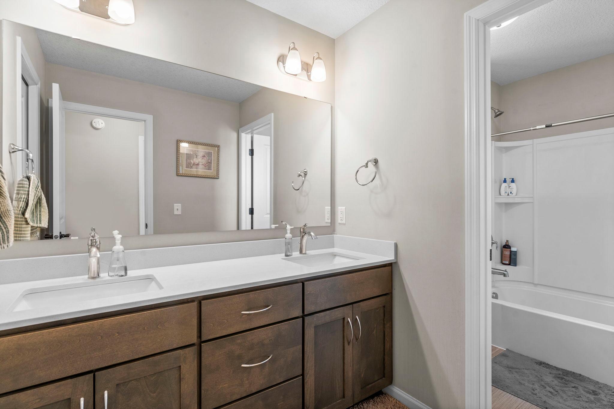 41-web-or-mls-16253 Duskwood Trail-213.jpg