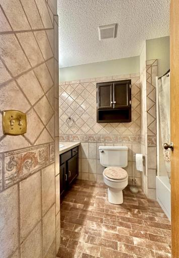 The full bath is nicely finished with lots of decorative tile, dark wood work, very nice!
