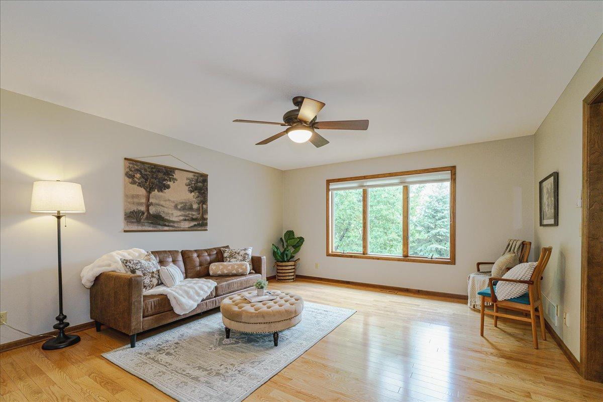 16-Living Room.jpg