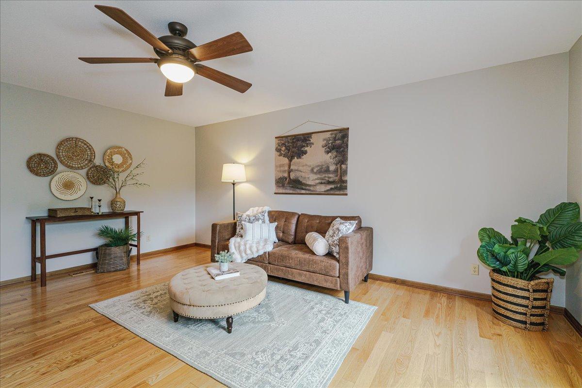 19-Living Room.jpg