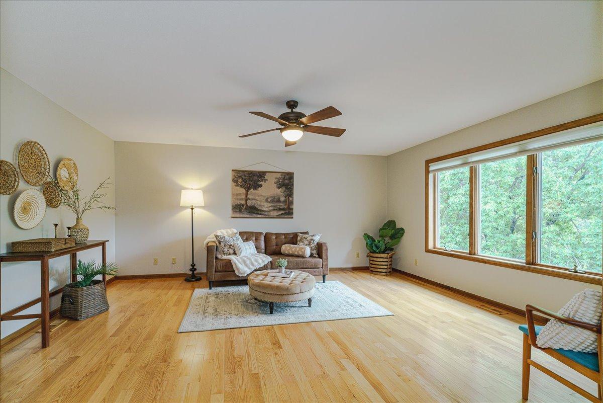 15-Living Room.jpg