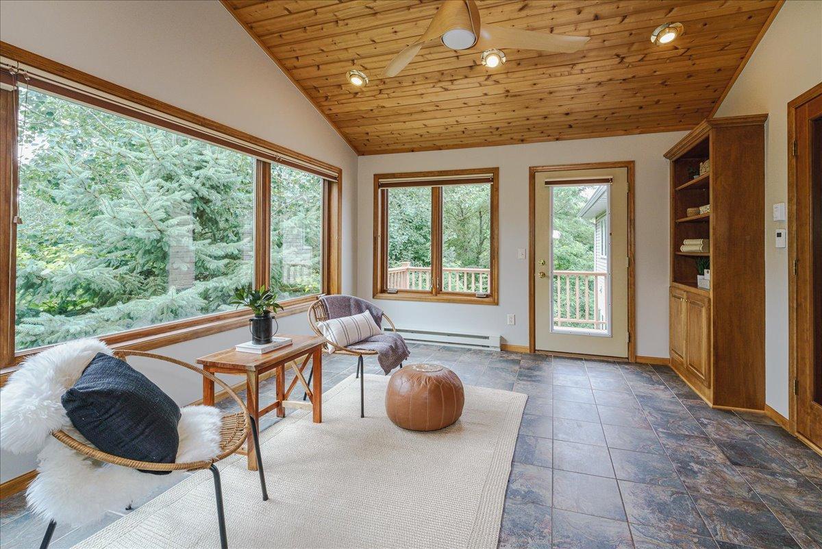 23-Sun Room.jpg