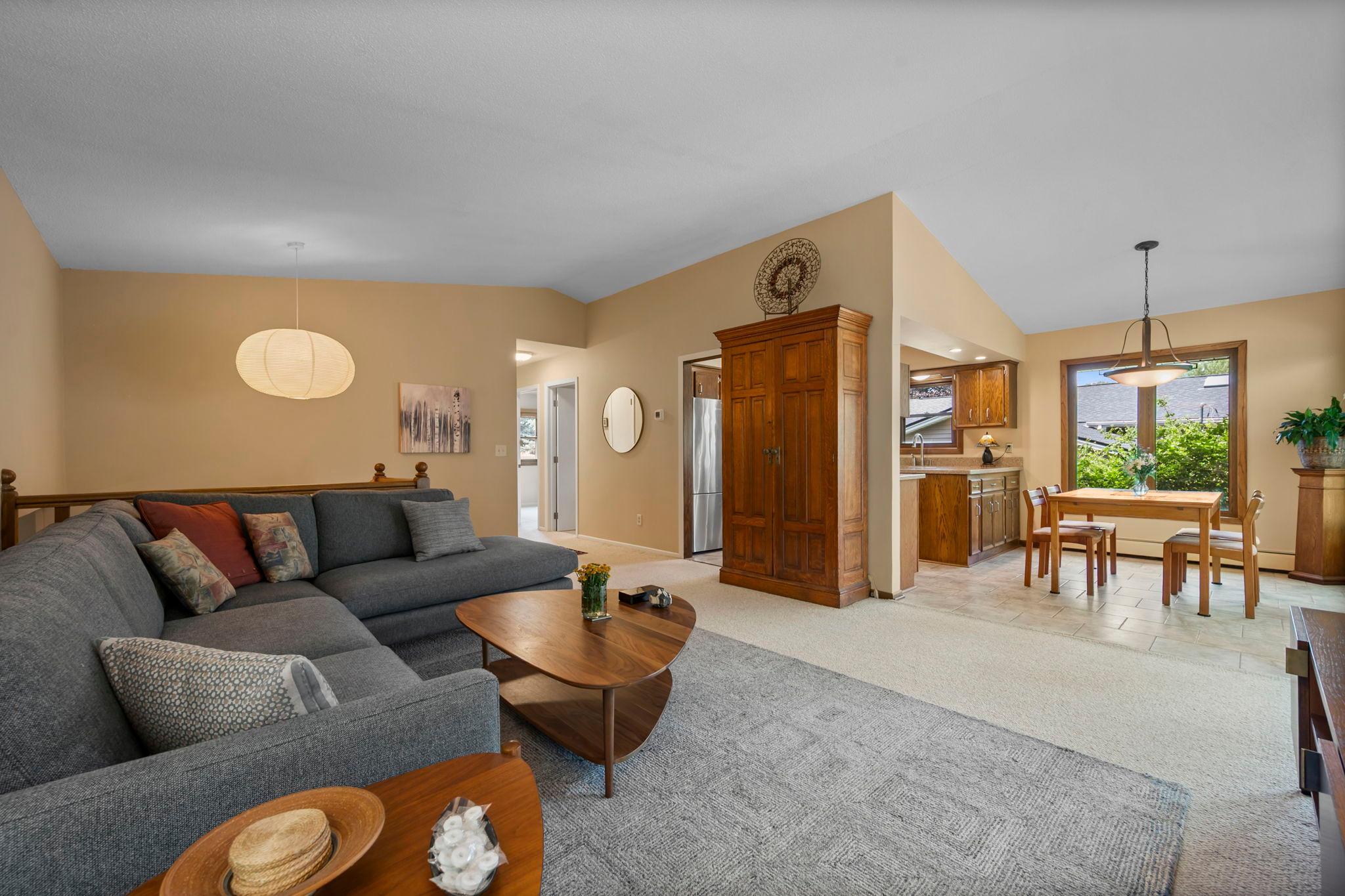 32-web-or-mls-2824 Fernwood St N -44.jpg