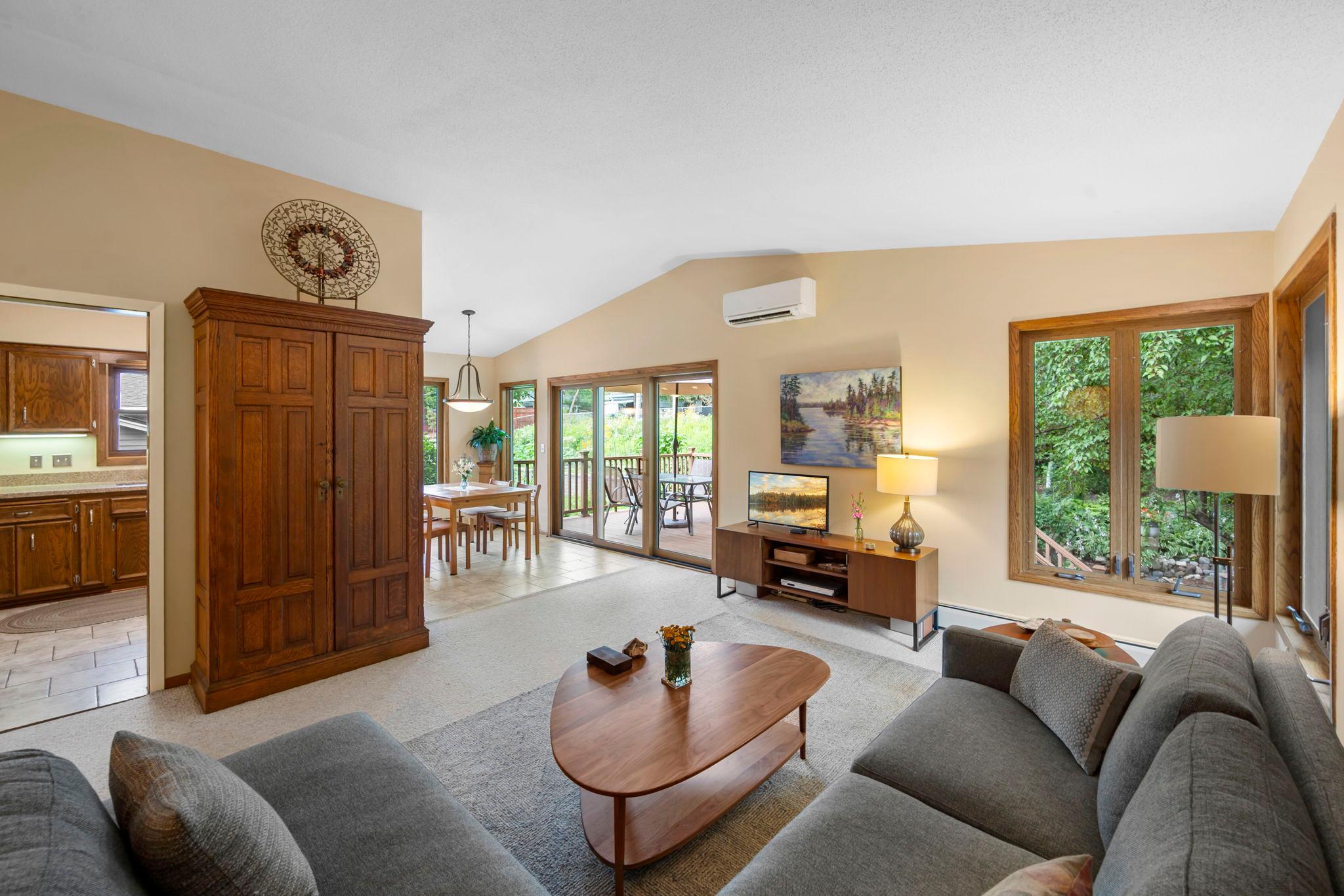 33-web-or-mls-2824 Fernwood St N -49.jpg