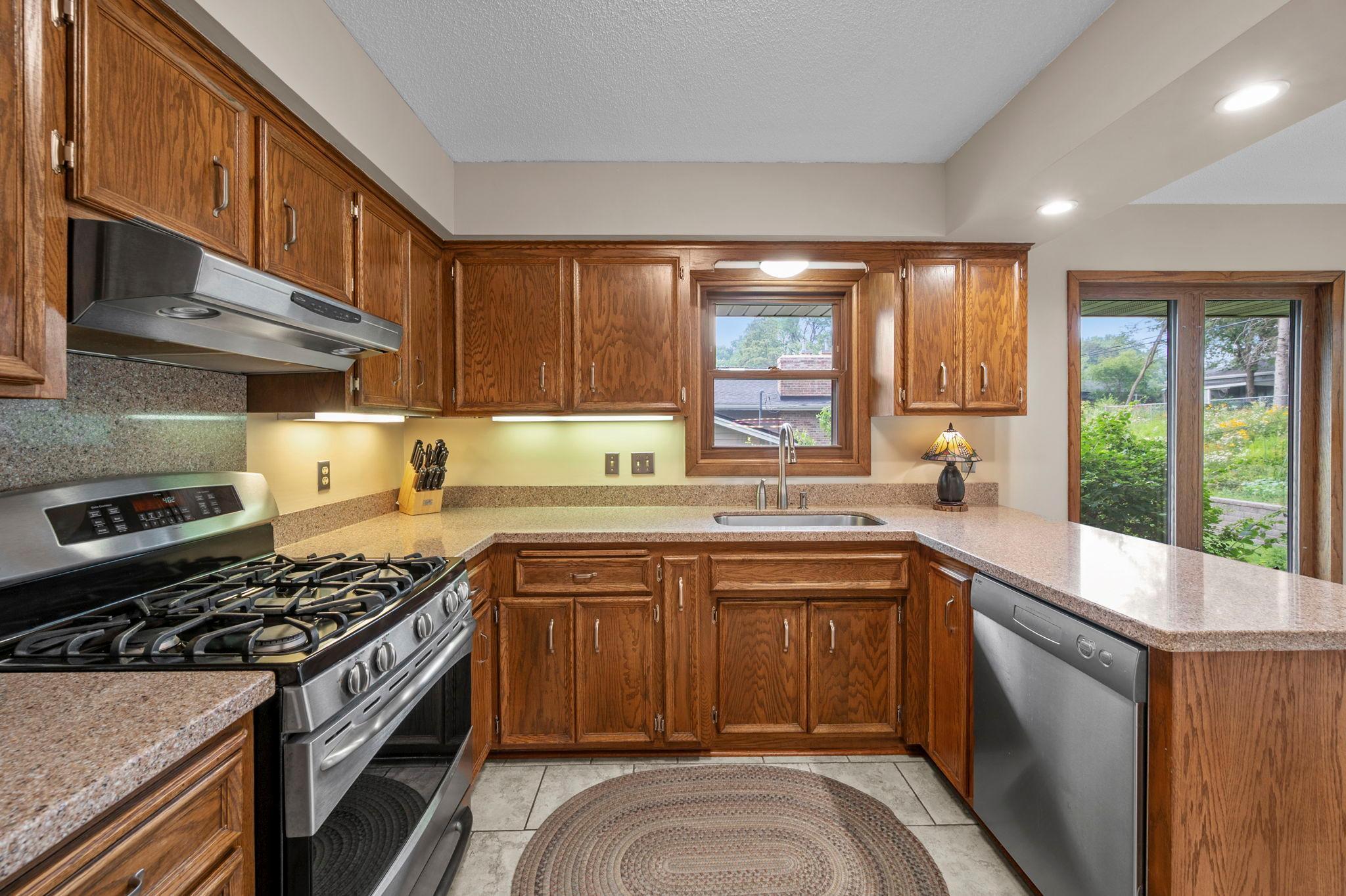 44-web-or-mls-2824 Fernwood St N -219.jpg
