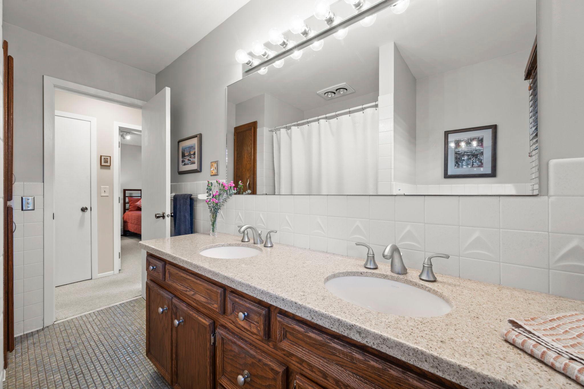 51-web-or-mls-2824 Fernwood St N -110.jpg