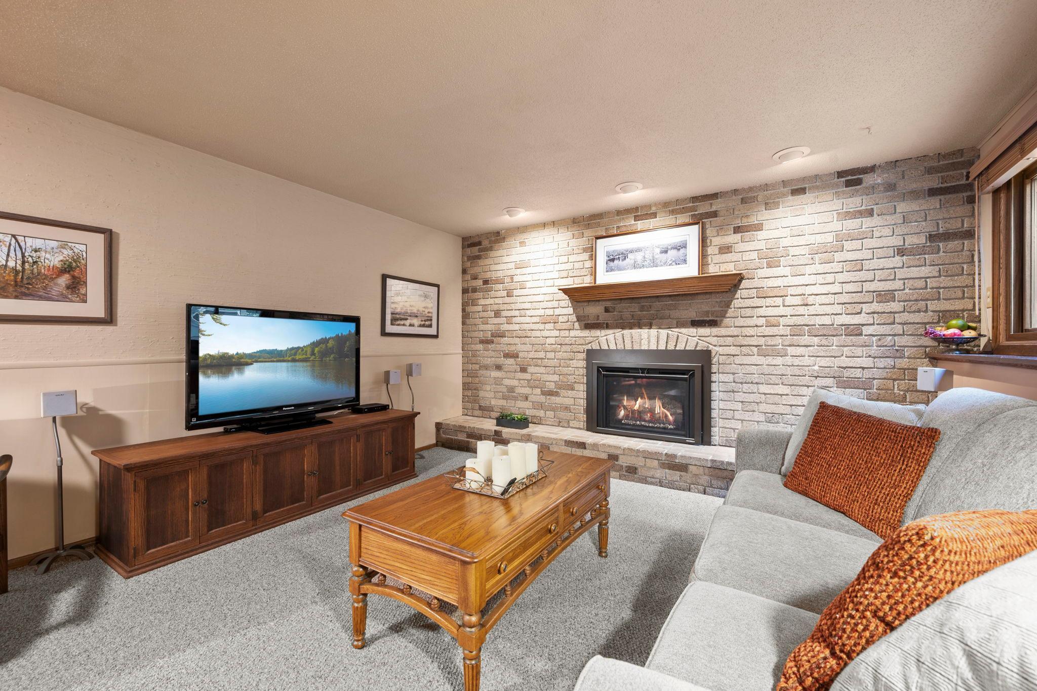57-web-or-mls-2824 Fernwood St N -160.jpg