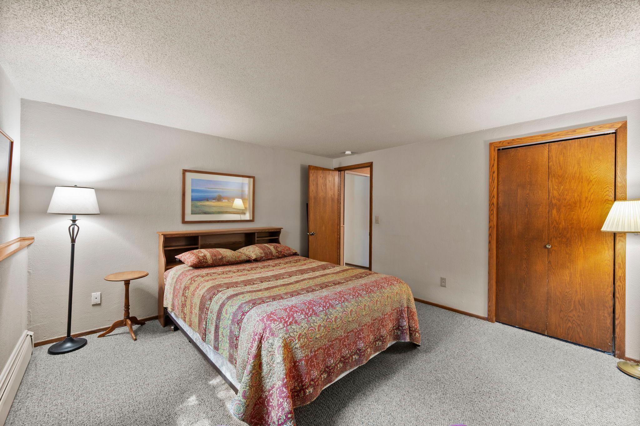 61-web-or-mls-2824 Fernwood St N -180.jpg