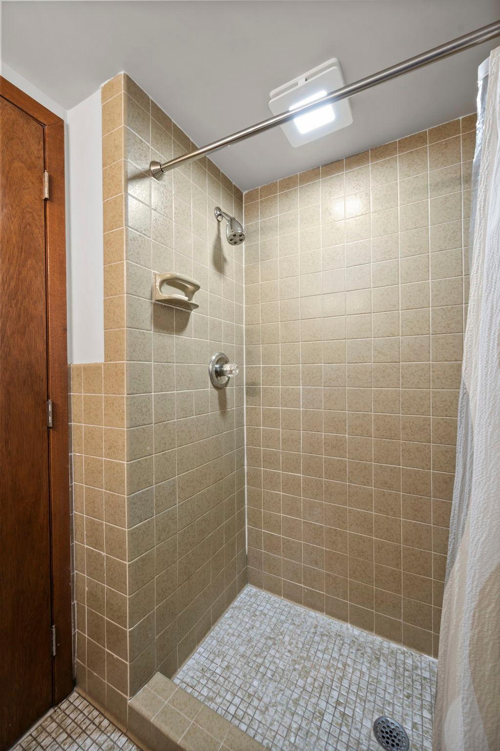 65-web-or-mls-2824 Fernwood St N -210.jpg