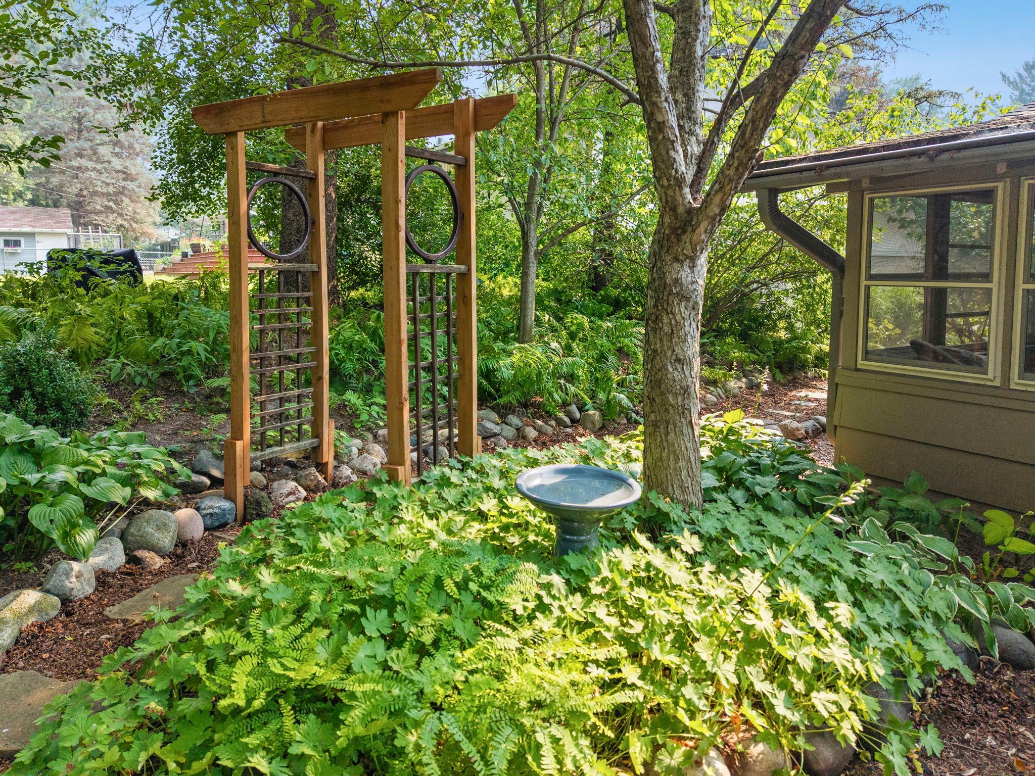 103-web-or-mls-2824 Fernwood St N -490.jpg
