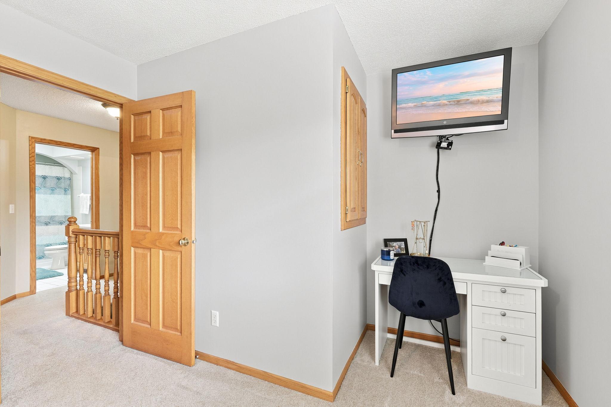 Make-up/desk nook in 3rd bedroom.