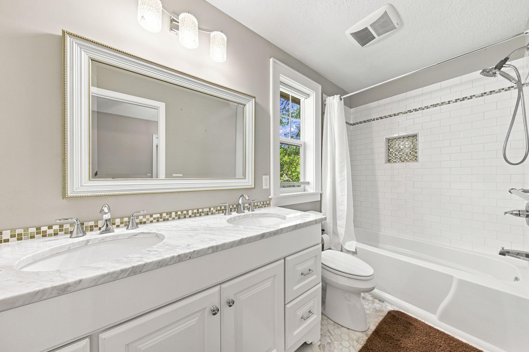 Upper level main bath with dual sinks