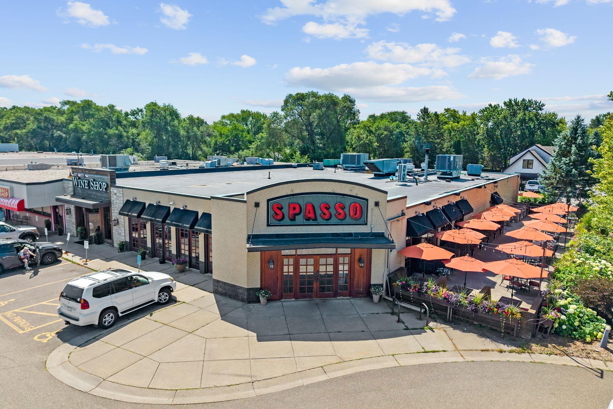 Grocery store, restaurants, Minnetonka tennis club, schools, Williston Community Center are all close by.