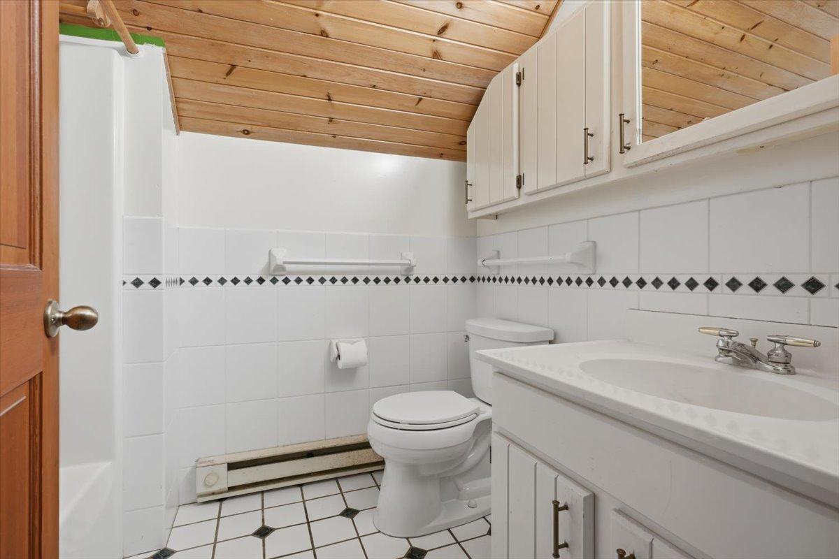 24-Bathroom 3.jpg