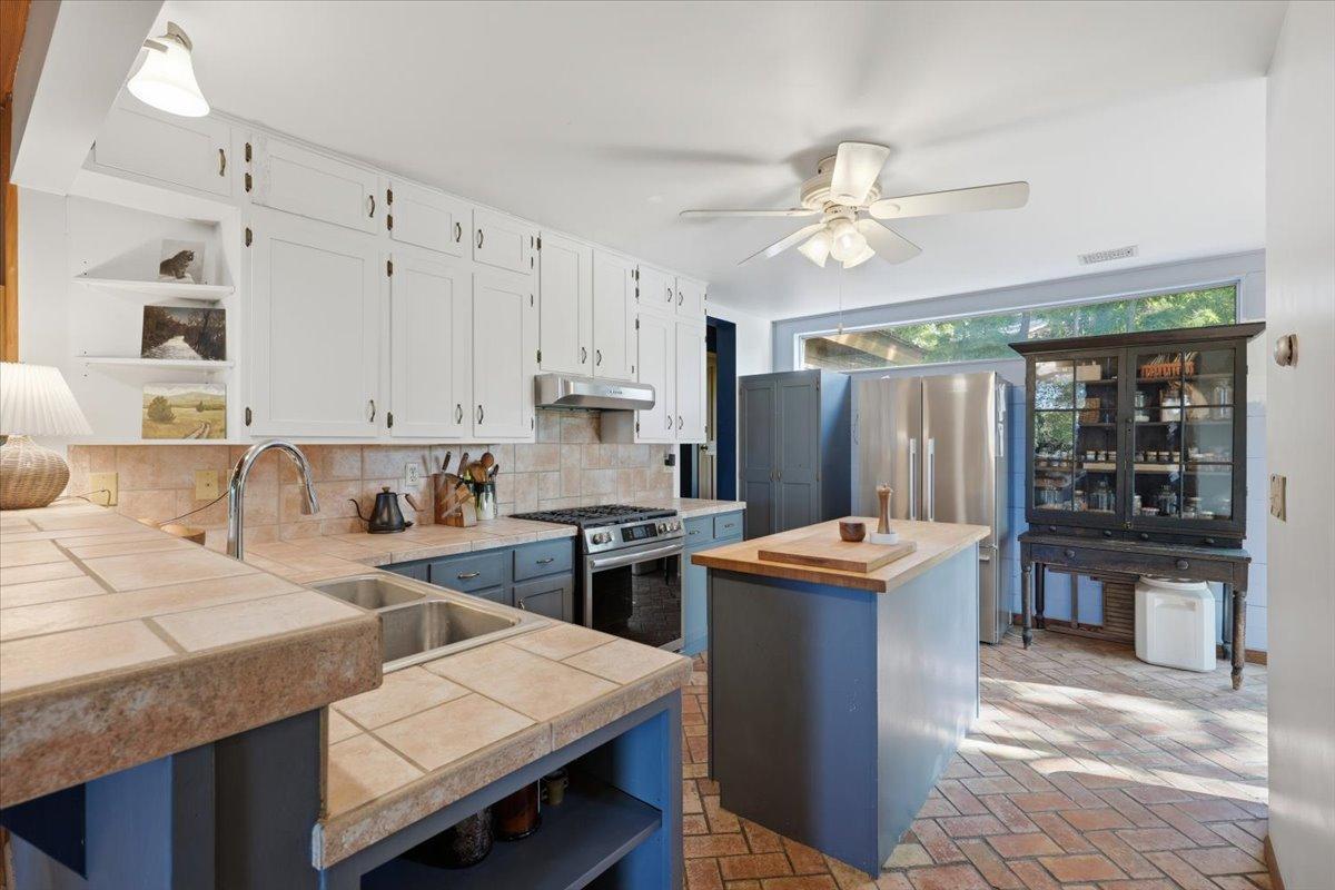 15-Kitchen.jpg