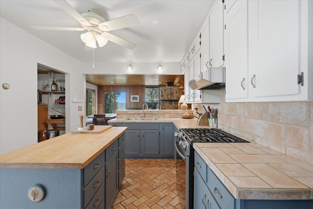 17-Kitchen.jpg