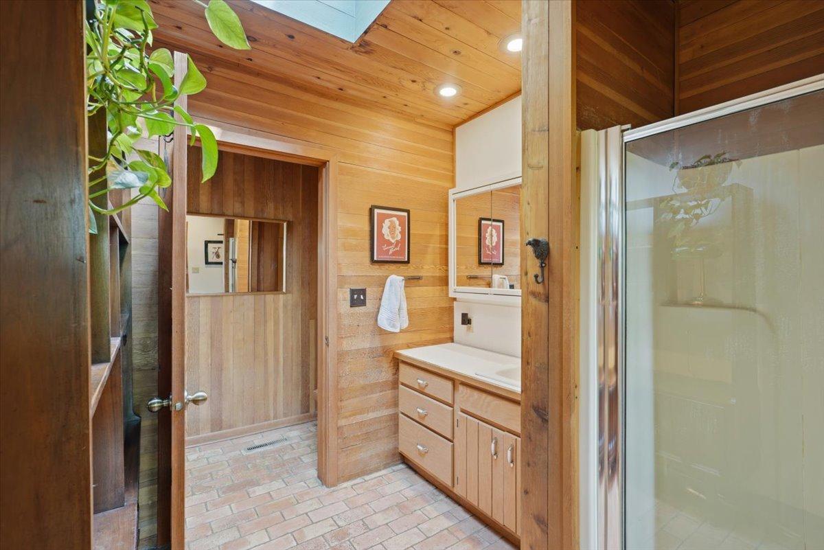 23-Bathroom 2.jpg