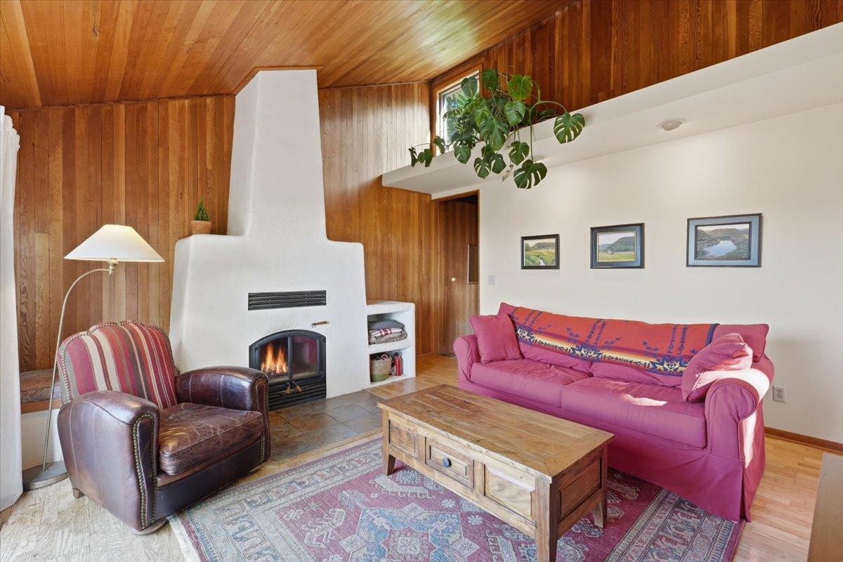 25-Living Room 2.jpg